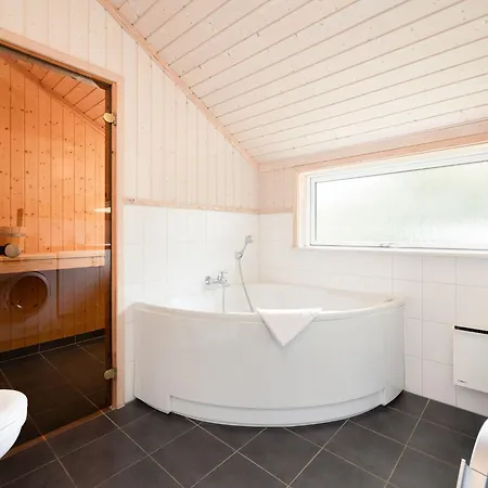 Geraeumiges Strandhaus In Grobenbrode Großenbrode